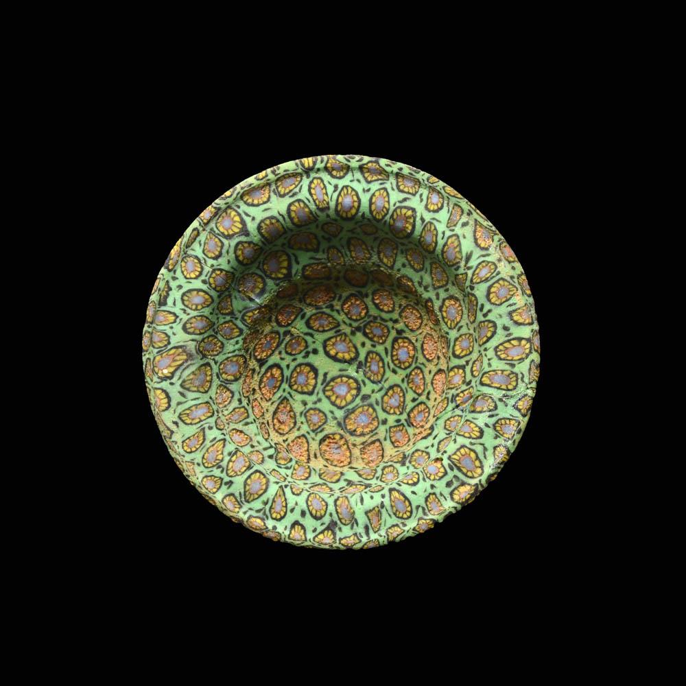 Ein römischer Trankopferbecher aus Millefiore-Glas, Römische Kaiserzeit, ca. 1. - 2. Jahrhundert n. Chr.