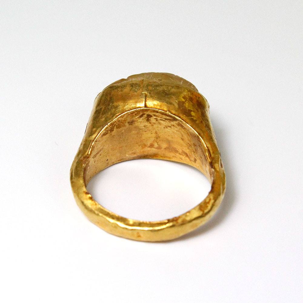 اپولو کی ایک رومن سونے اور اونکس کیمیو رنگ ، سی اے دوسری صدی عیسوی