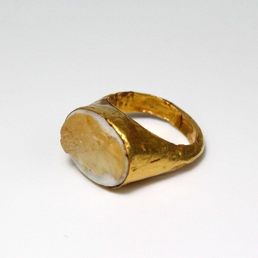 اپولو کی ایک رومن سونے اور اونکس کیمیو رنگ ، سی اے دوسری صدی عیسوی