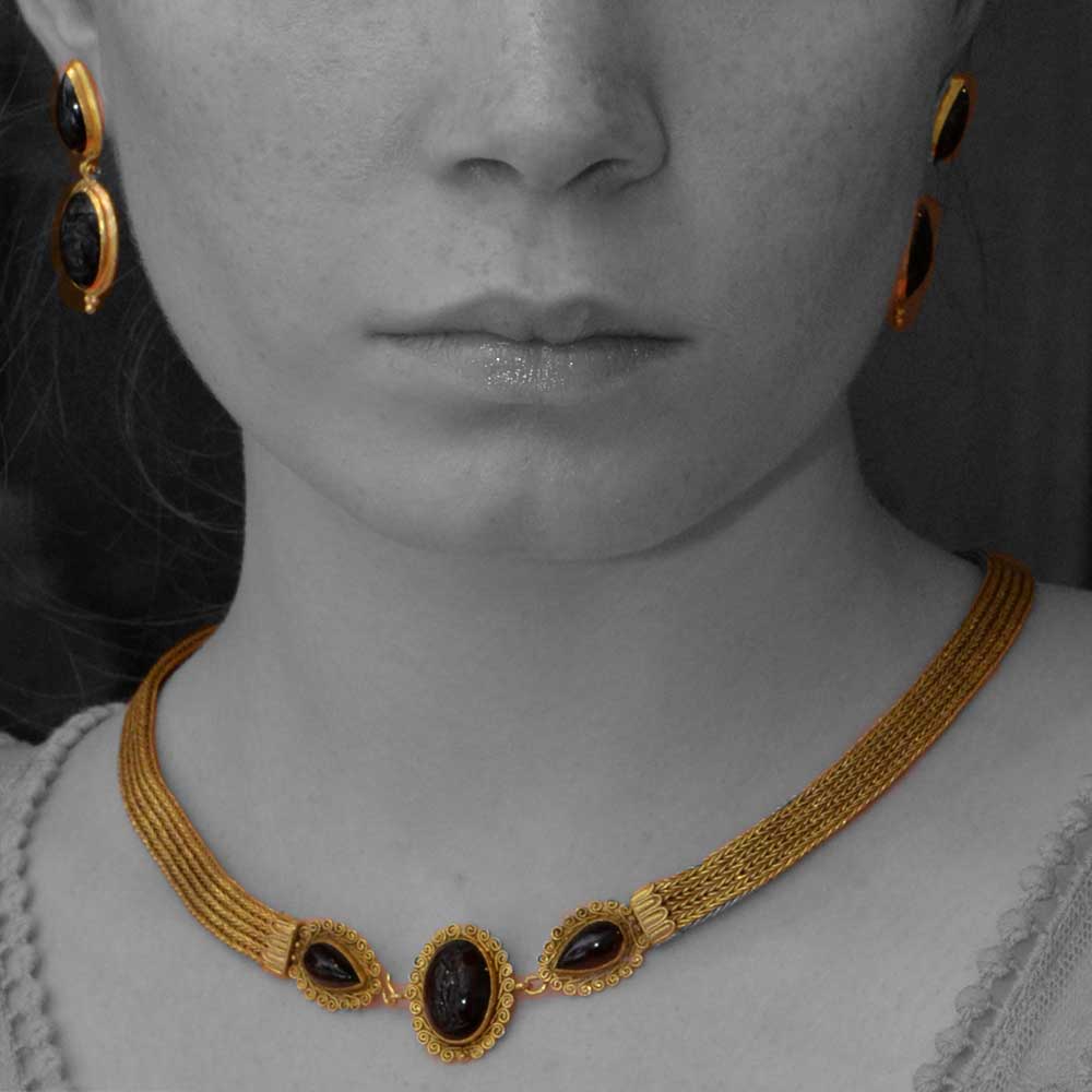 Eine Halskette aus 18 Karat Gold und Granat-Intaglio im griechischen Stil, 19. Jahrhundert, nach der Antike.