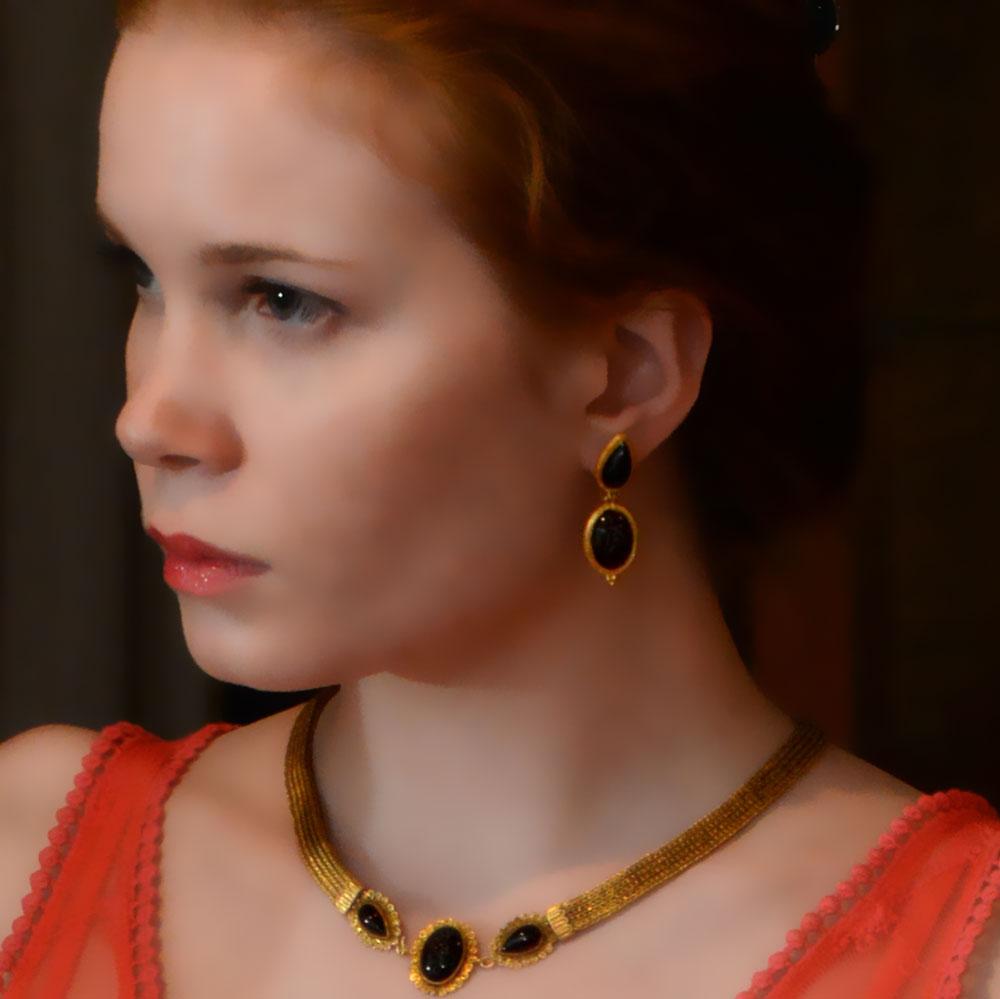 19 ویں صدی میں گارنیٹ انٹگلیوس کے ساتھ یونانی بحالی سونے کی بالیاں کا ایک جوڑا