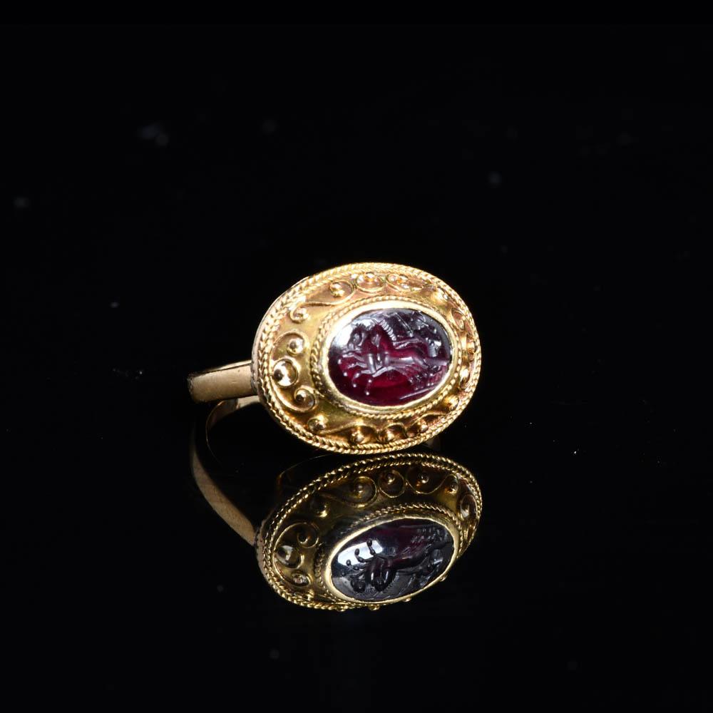 ایک رومن گارنیٹ رنگ اسٹون انٹگلیو ، رومن امپیریل پیریڈ ، سی اے۔ پہلی - دوسری صدی عیسوی