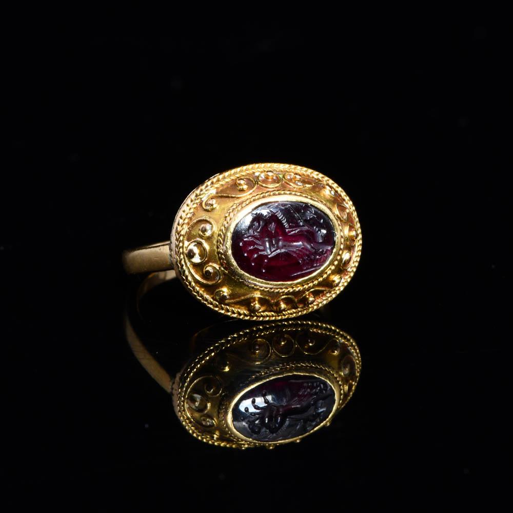 ایک رومن گارنیٹ رنگ اسٹون انٹگلیو ، رومن امپیریل پیریڈ ، سی اے۔ پہلی - دوسری صدی عیسوی