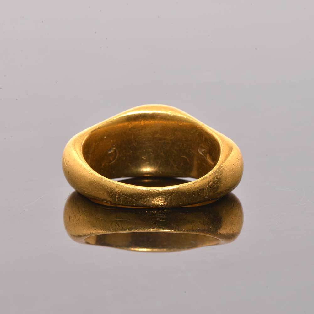 ایک نمائش شدہ رومن گولڈ اور آنکھوں کی مشتعل انگلی کی انگوٹھی ، سی اے۔ تیسری صدی عیسوی