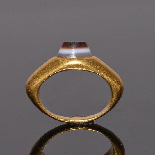 ایک نمائش شدہ رومن گولڈ اور آنکھوں کی مشتعل انگلی کی انگوٹھی ، سی اے۔ تیسری صدی عیسوی