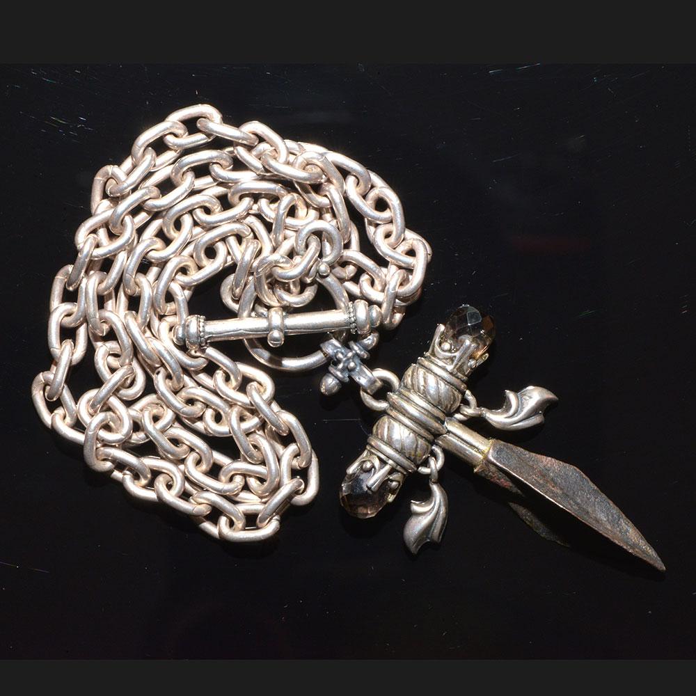 Eine griechisch-achämenidische Pfeilspitze aus Bronze, ca. 550-330 v. Chr., als Halskette befestigt