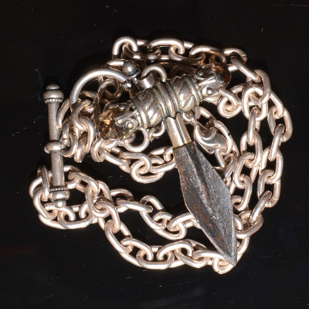 Eine griechisch-achämenidische Pfeilspitze aus Bronze, ca. 550-330 v. Chr., als Halskette befestigt