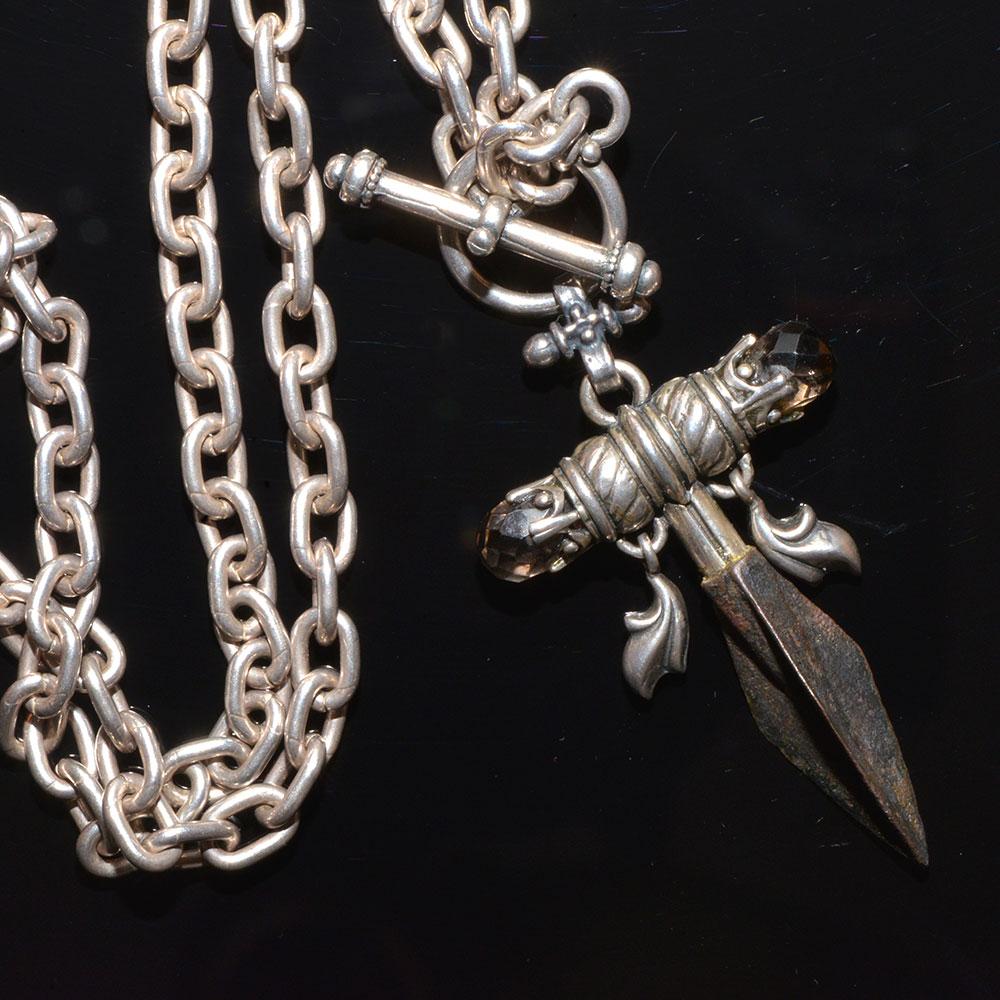 Eine griechisch-achämenidische Pfeilspitze aus Bronze, ca. 550-330 v. Chr., als Halskette befestigt