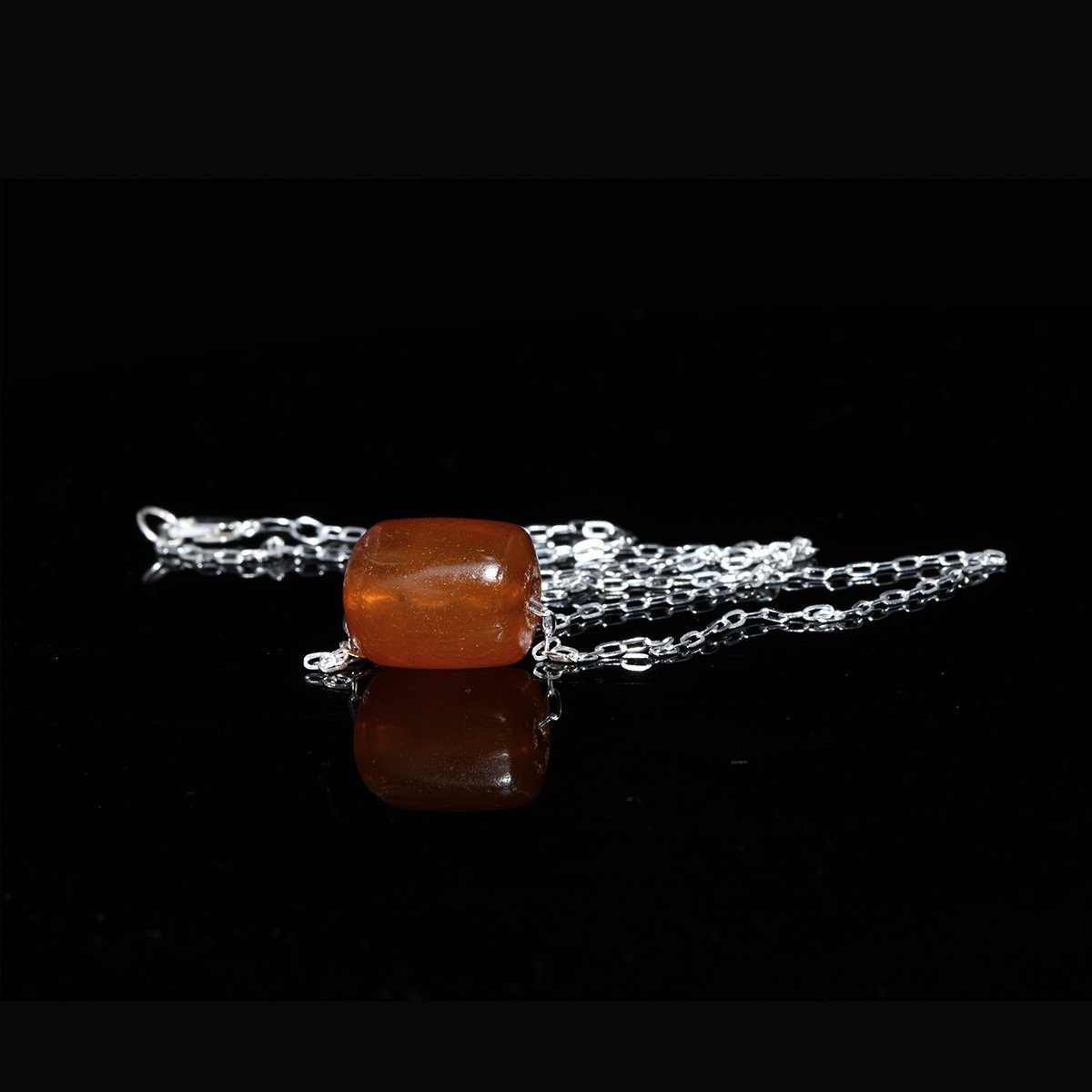 Eine römische Bernsteinperle als Anhänger, ca. 2. Jahrhundert n. Chr.