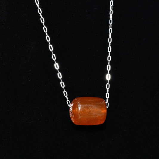 Eine römische Bernsteinperle als Anhänger, ca. 2. Jahrhundert n. Chr.