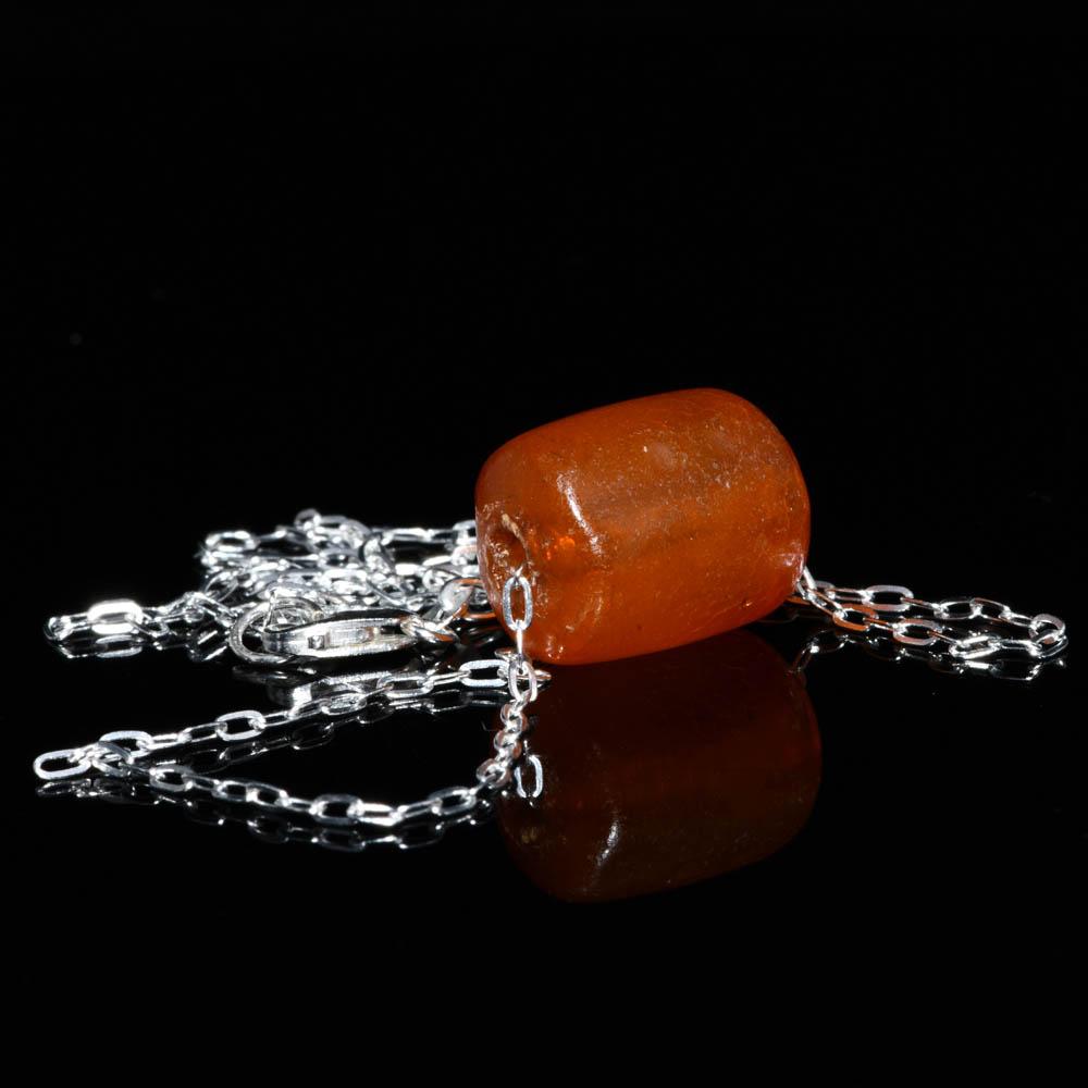 Eine römische Bernsteinperle als Anhänger, ca. 2. Jahrhundert n. Chr.