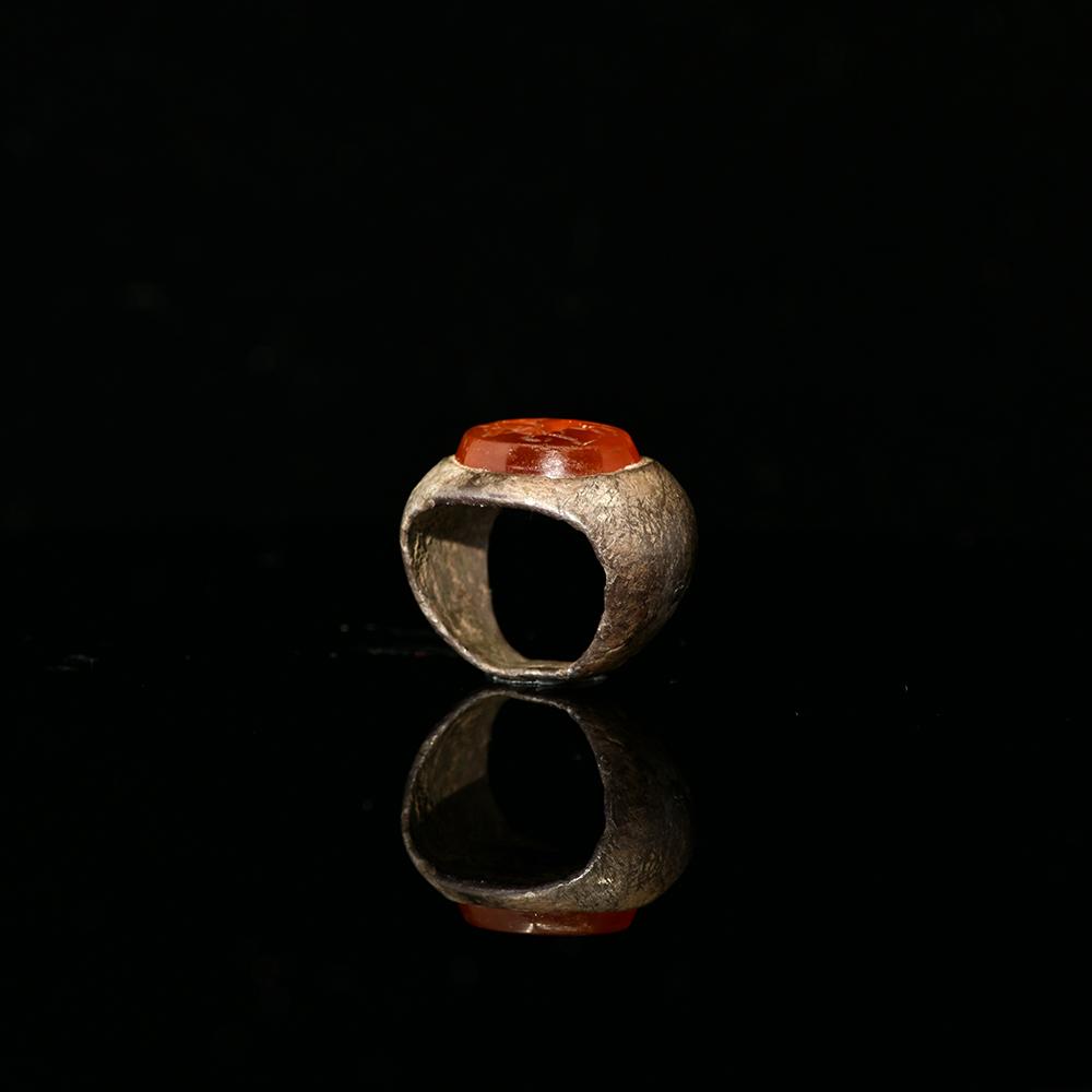 Ein römischer Silberring mit Karneol-Intaglio, Römische Kaiserzeit, ca. 2. - 3. Jahrhundert n. Chr.