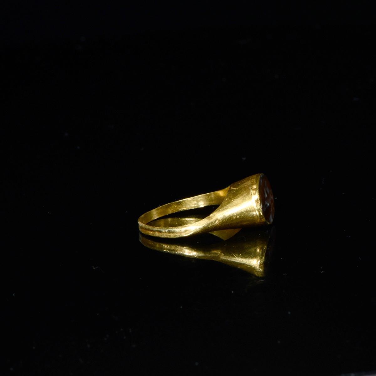Ein römischer Fingerring aus Gold und Achat, ca. 2. Jahrhundert n. Chr.