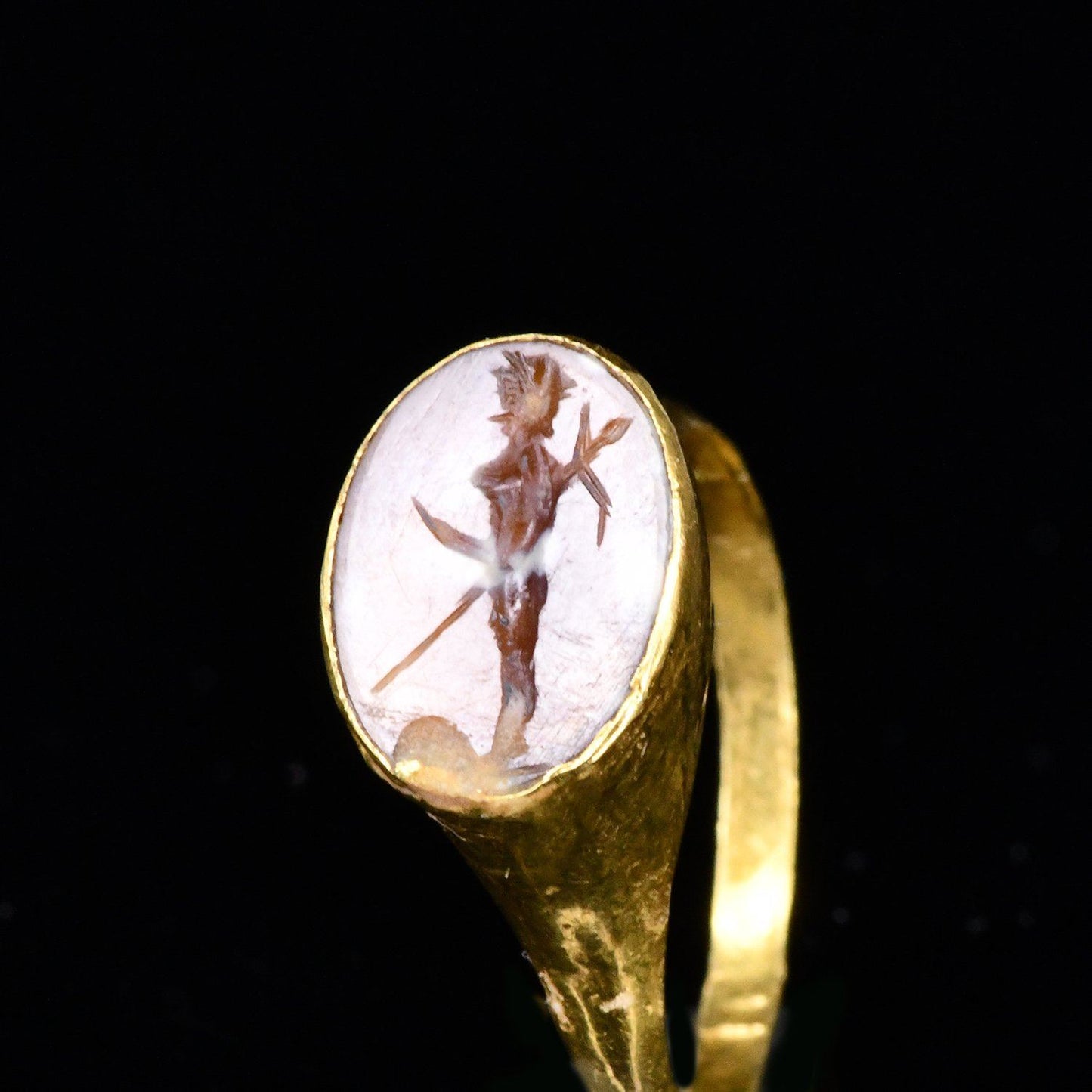 Ein römischer Fingerring aus Gold und Achat, ca. 2. Jahrhundert n. Chr.