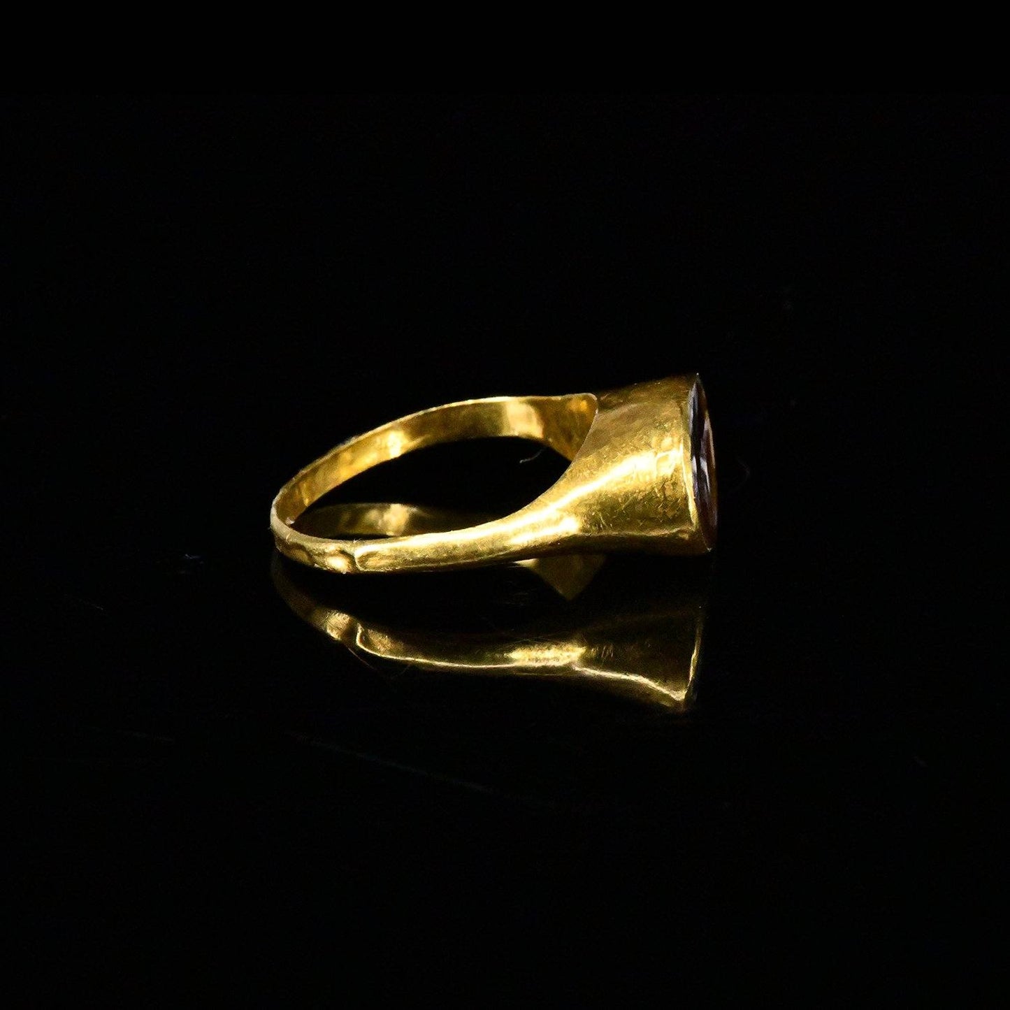 Ein römischer Fingerring aus Gold und Achat, ca. 2. Jahrhundert n. Chr.