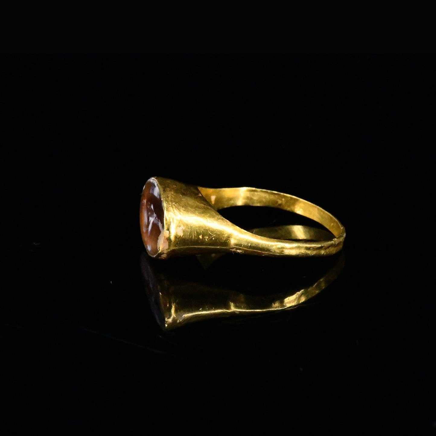 Ein römischer Fingerring aus Gold und Achat, ca. 2. Jahrhundert n. Chr.