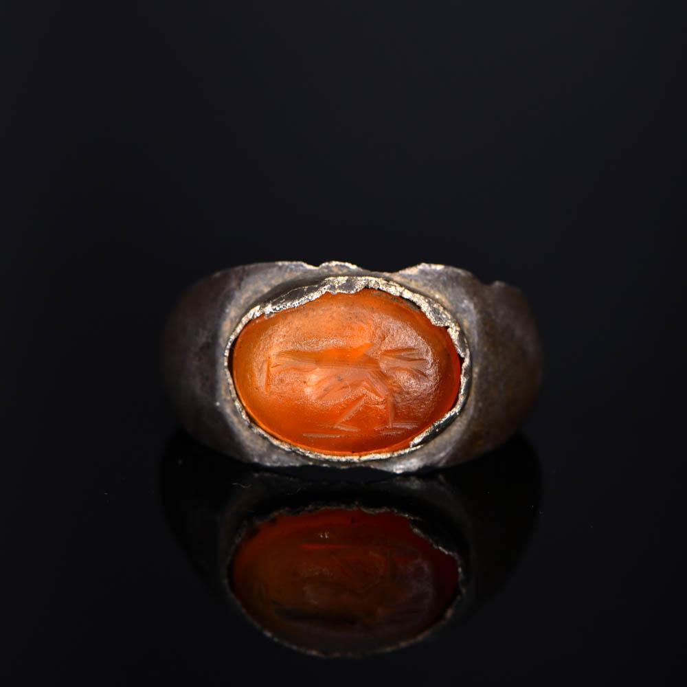 پرندوں کے انٹگلیو ، رومن امپیریل پیریڈ ، سی اے کے ساتھ ایک رومن چاندی کی انگوٹھی۔ پہلی صدی عیسوی