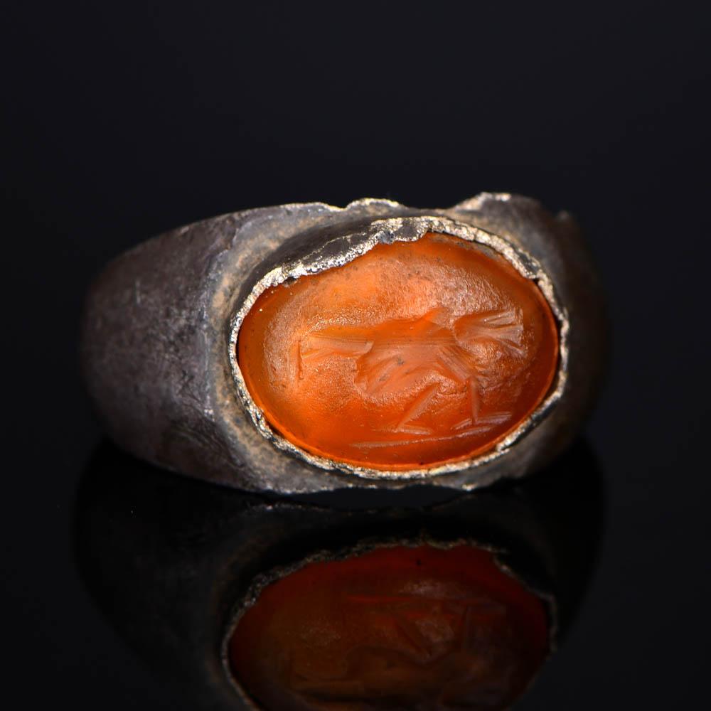 پرندوں کے انٹگلیو ، رومن امپیریل پیریڈ ، سی اے کے ساتھ ایک رومن چاندی کی انگوٹھی۔ پہلی صدی عیسوی