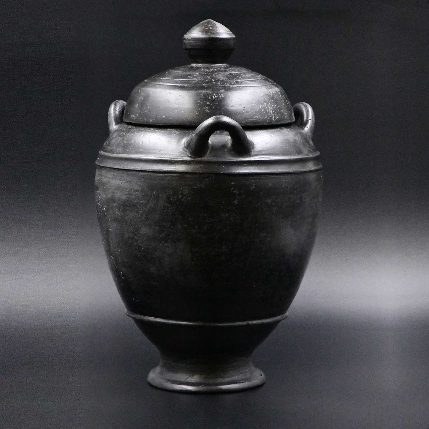 Eine große etruskische Bucchero-Aschenurne mit Deckel, Orientalisierungsperiode, ca. 720 – 580 v. Chr.