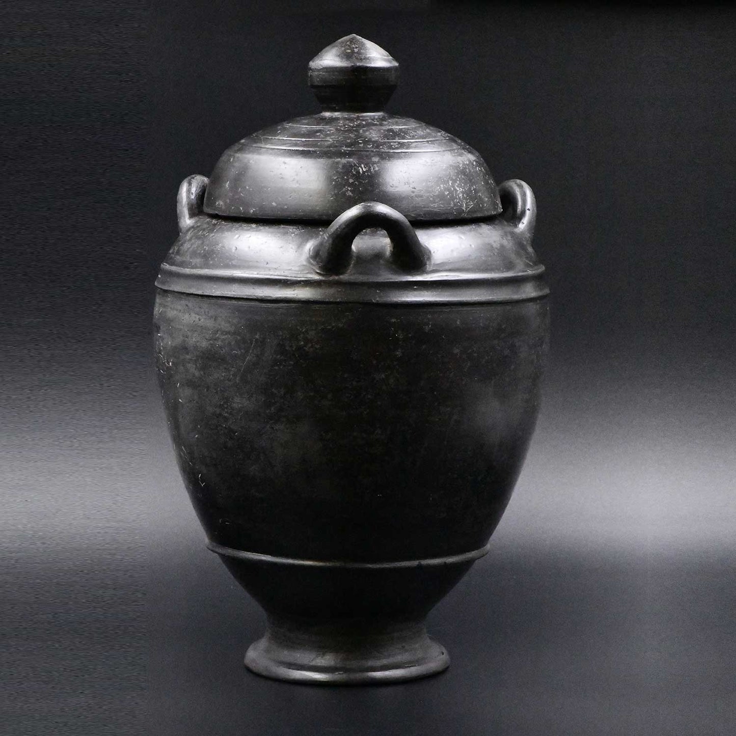 Eine große etruskische Bucchero-Aschenurne mit Deckel, Orientalisierungsperiode, ca. 720 – 580 v. Chr.
