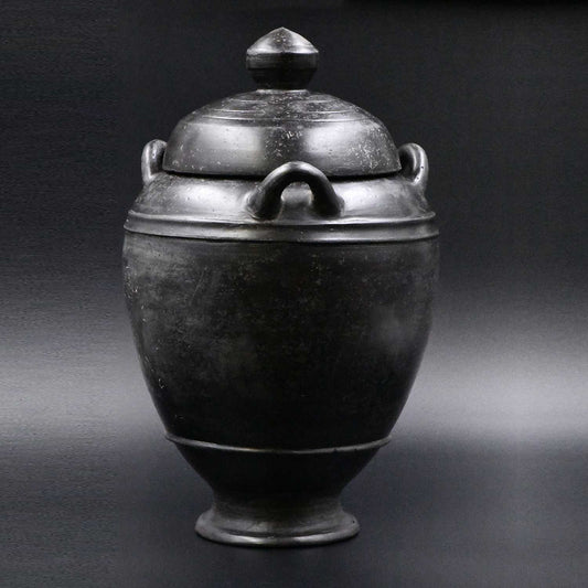 Eine große etruskische Bucchero-Aschenurne mit Deckel, Orientalisierungsperiode, ca. 720 – 580 v. Chr.