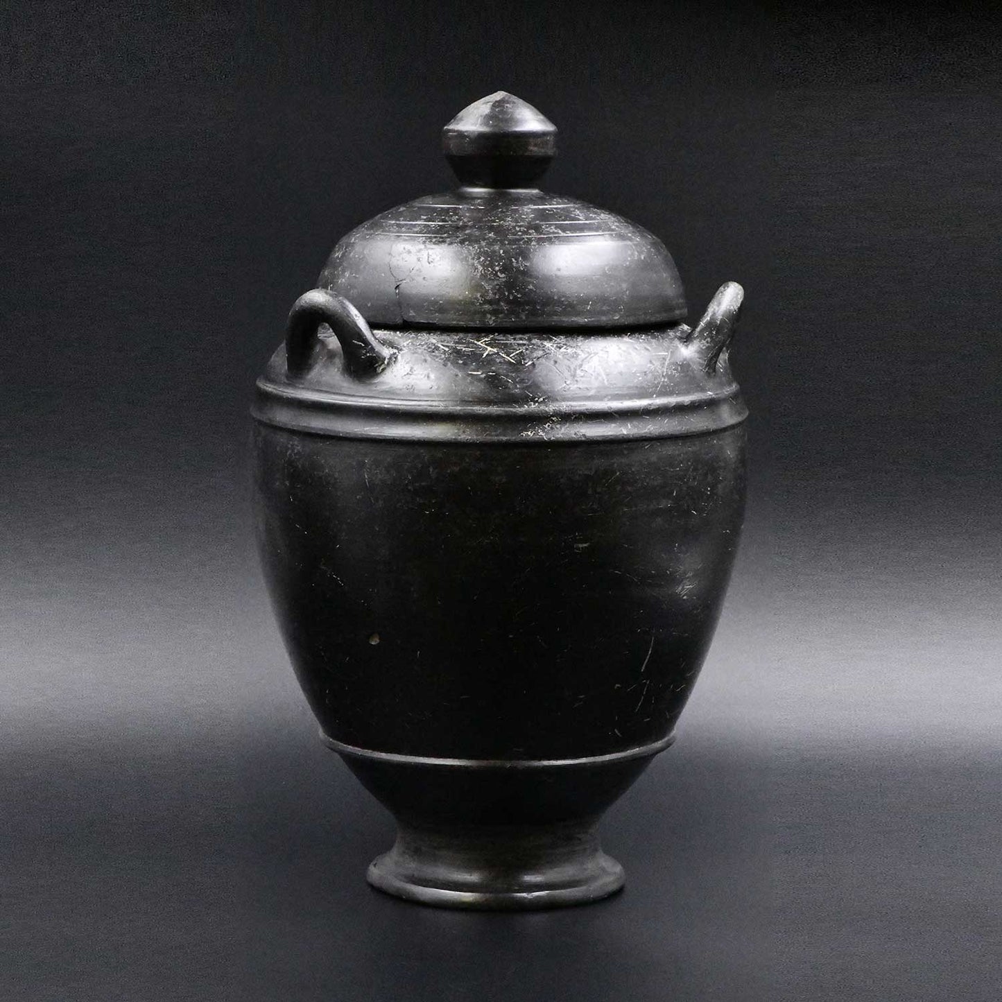 Eine große etruskische Bucchero-Aschenurne mit Deckel, Orientalisierungsperiode, ca. 720 – 580 v. Chr.