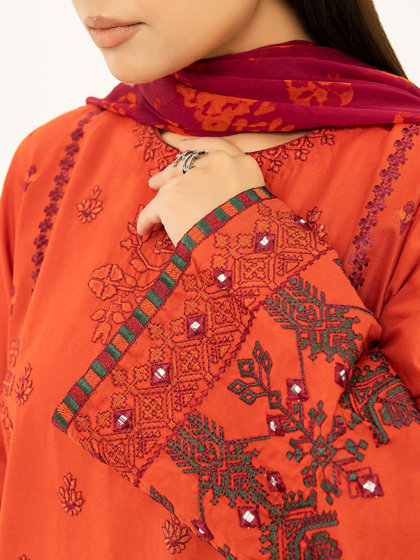 Bestickter Rasenanzug