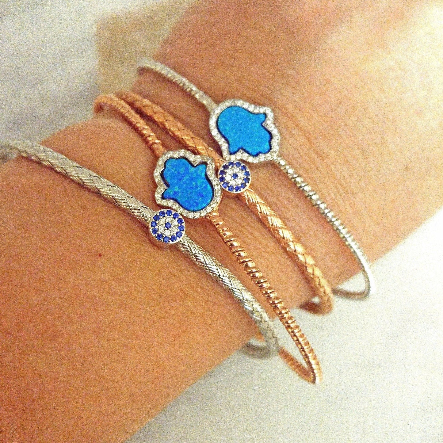 Armreif mit blauem Opal und Hamsa