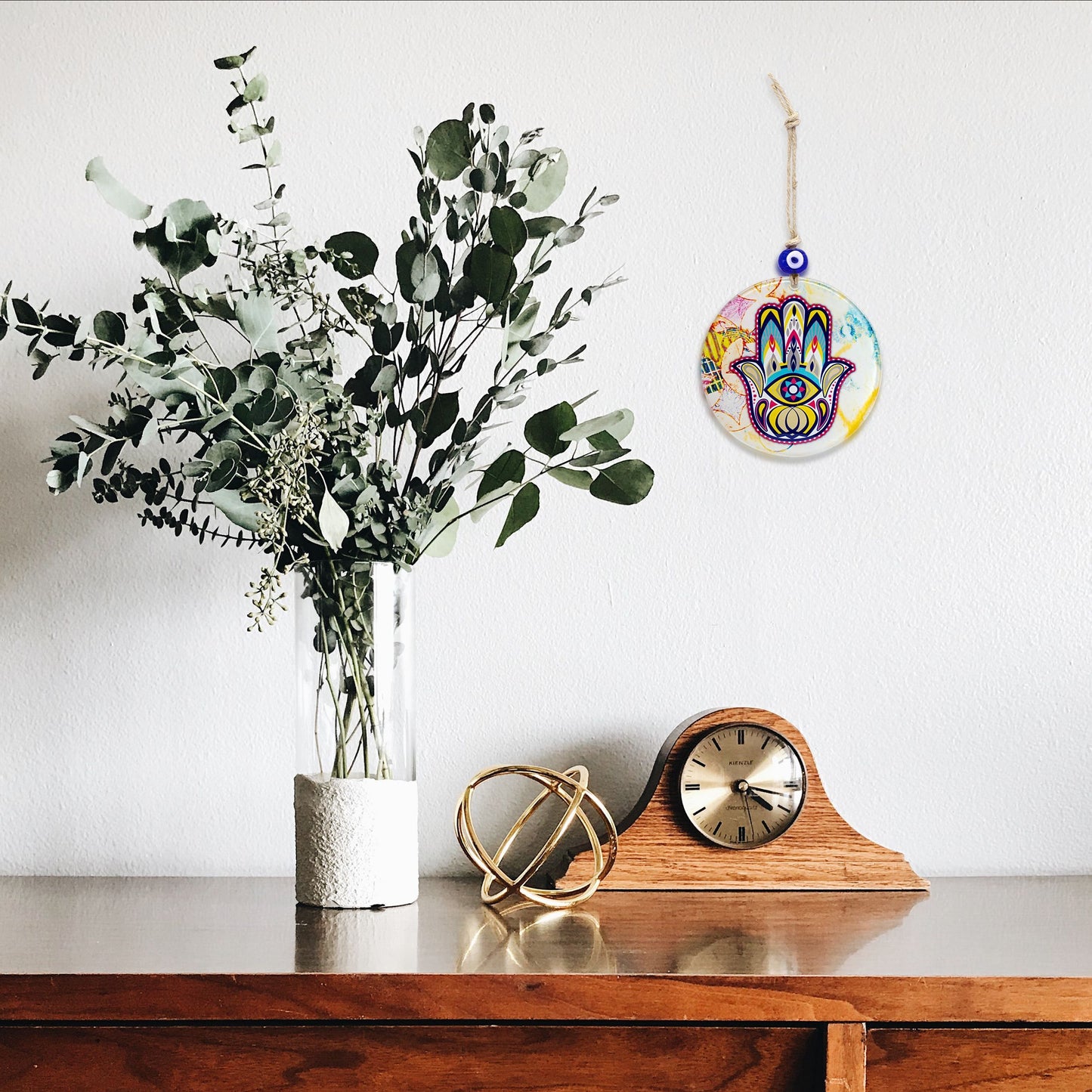 خلاصہ ہمسا شیشے کی دیوار بری آنکھ کے ساتھ زیور کو لٹکا رہی ہے