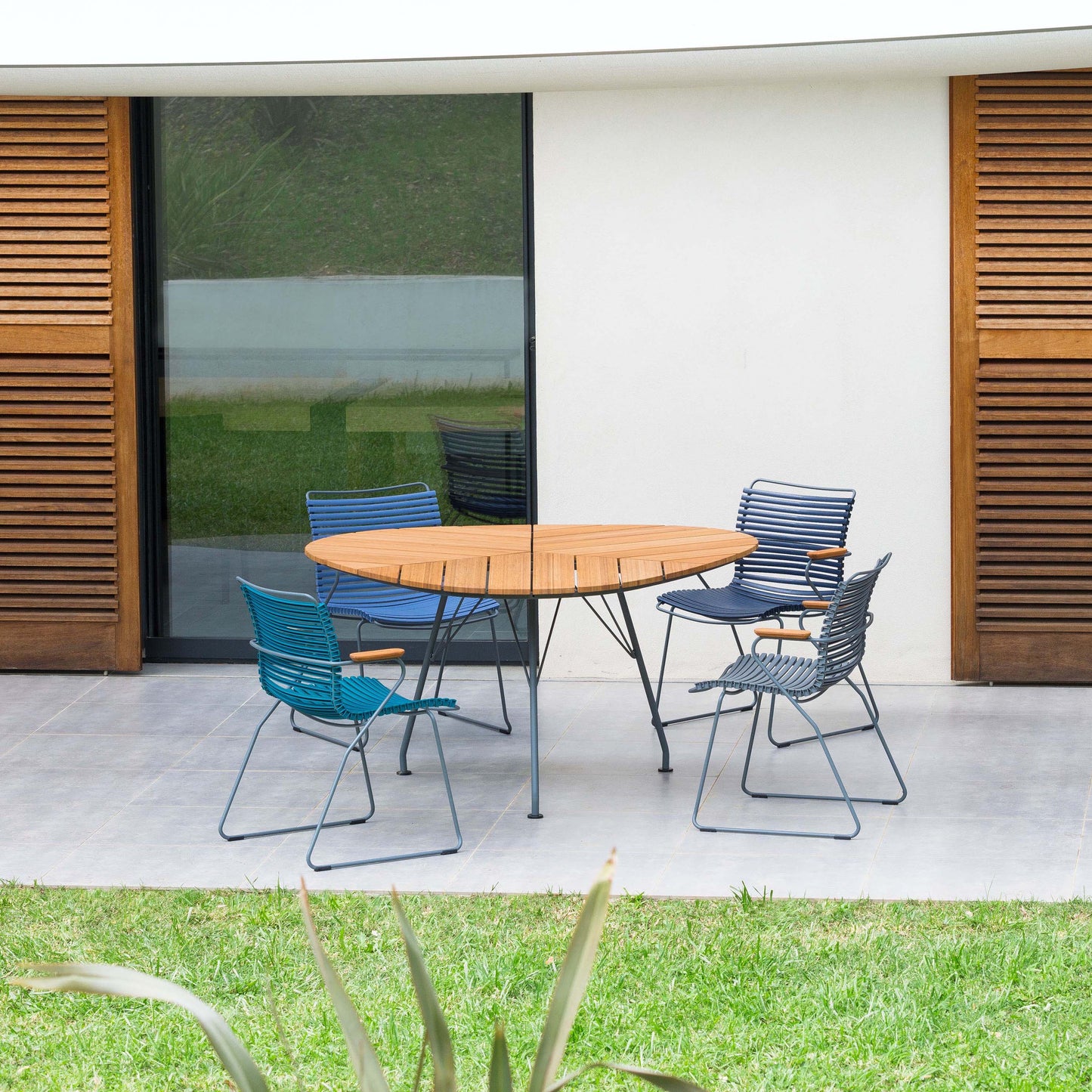 Leaf Outdoor Dining Table